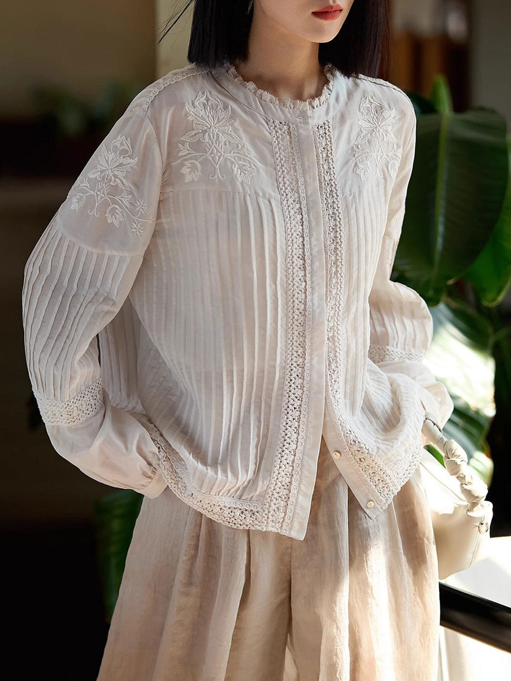 Claire Loose Auricular Puff Sleeve Embroidered Blouse