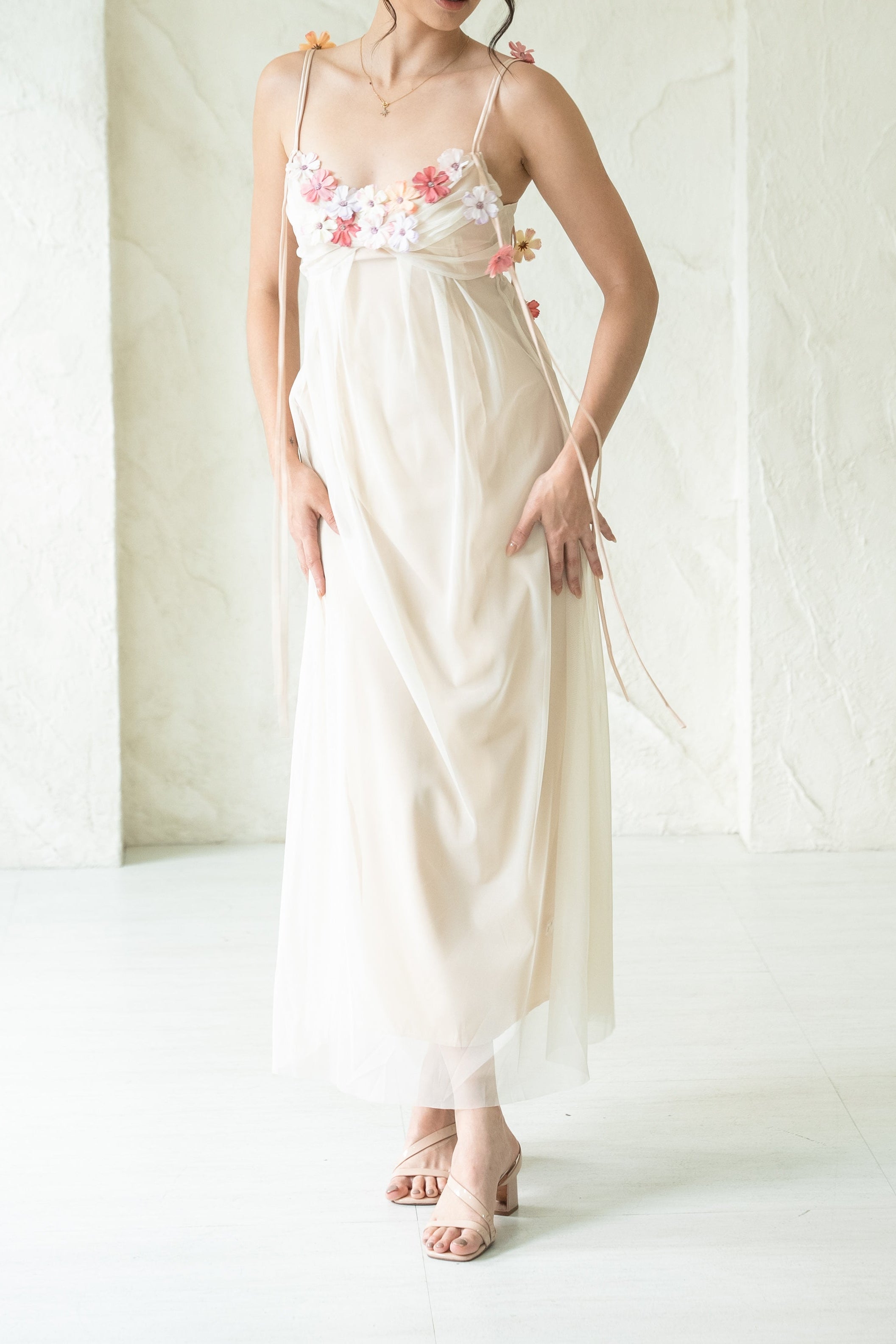 Farah Flower Maxi Dress In Ivory