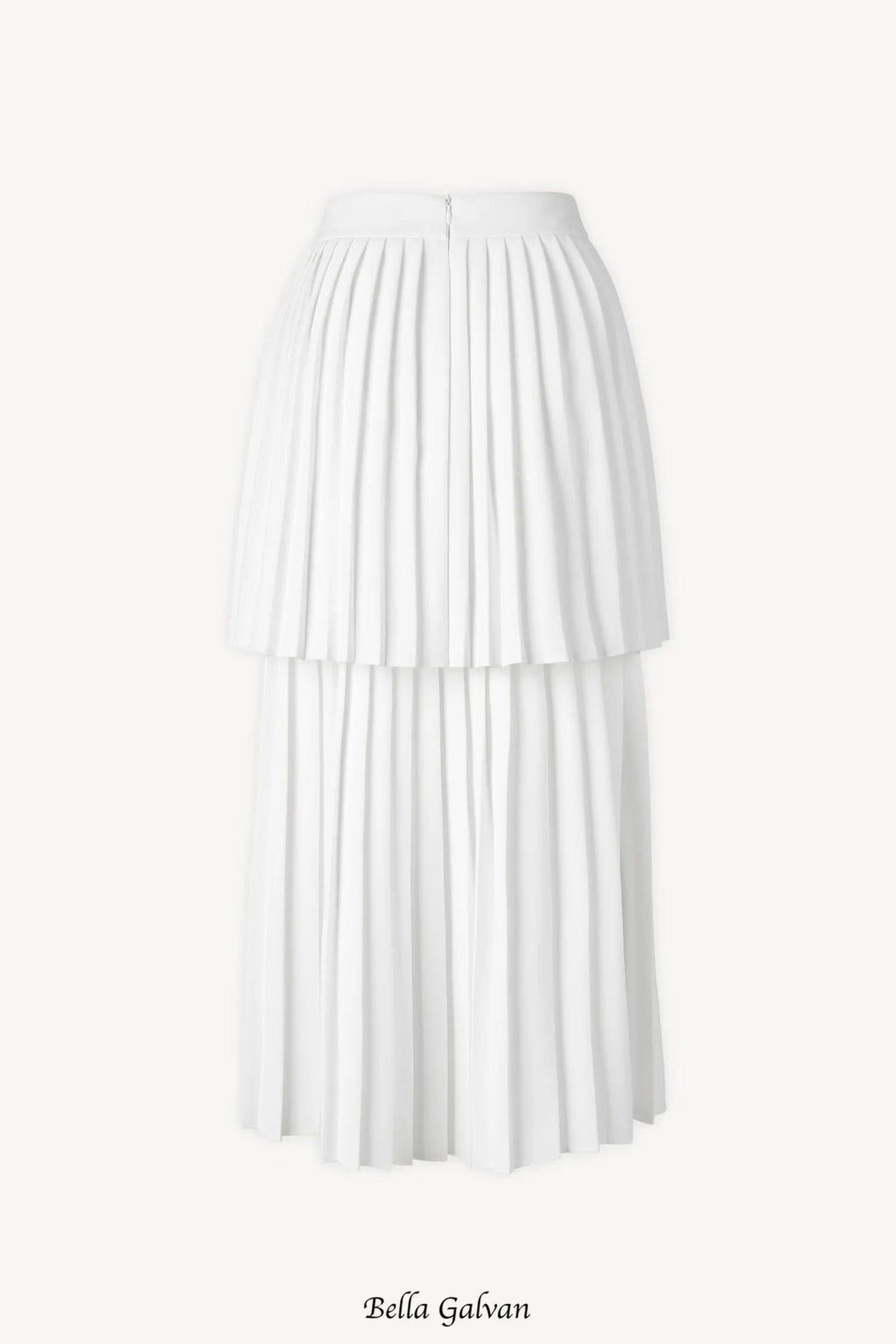 Sleeveless pleated layer skirt suit in white