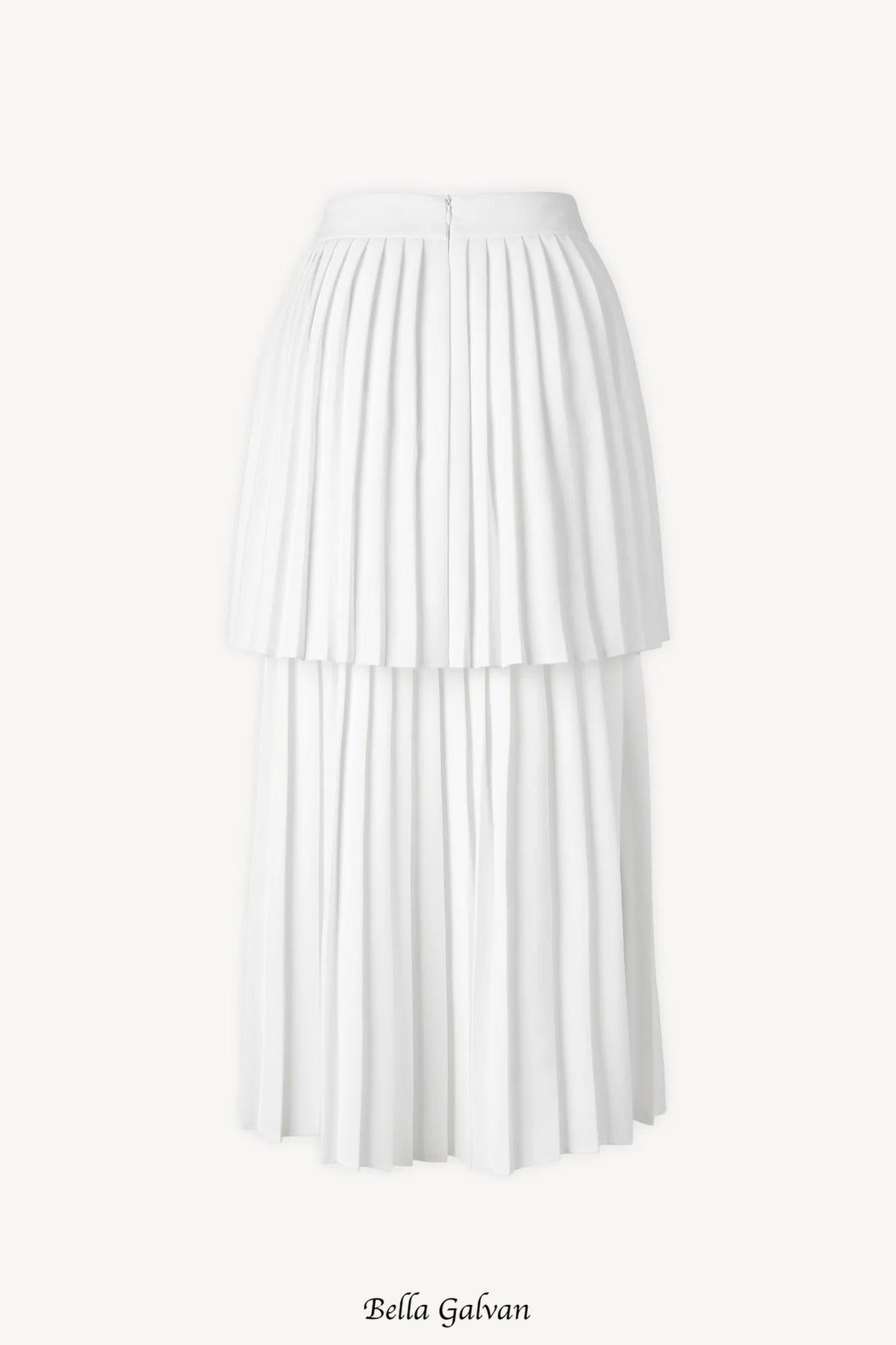 Sleeveless pleated layer skirt suit in white