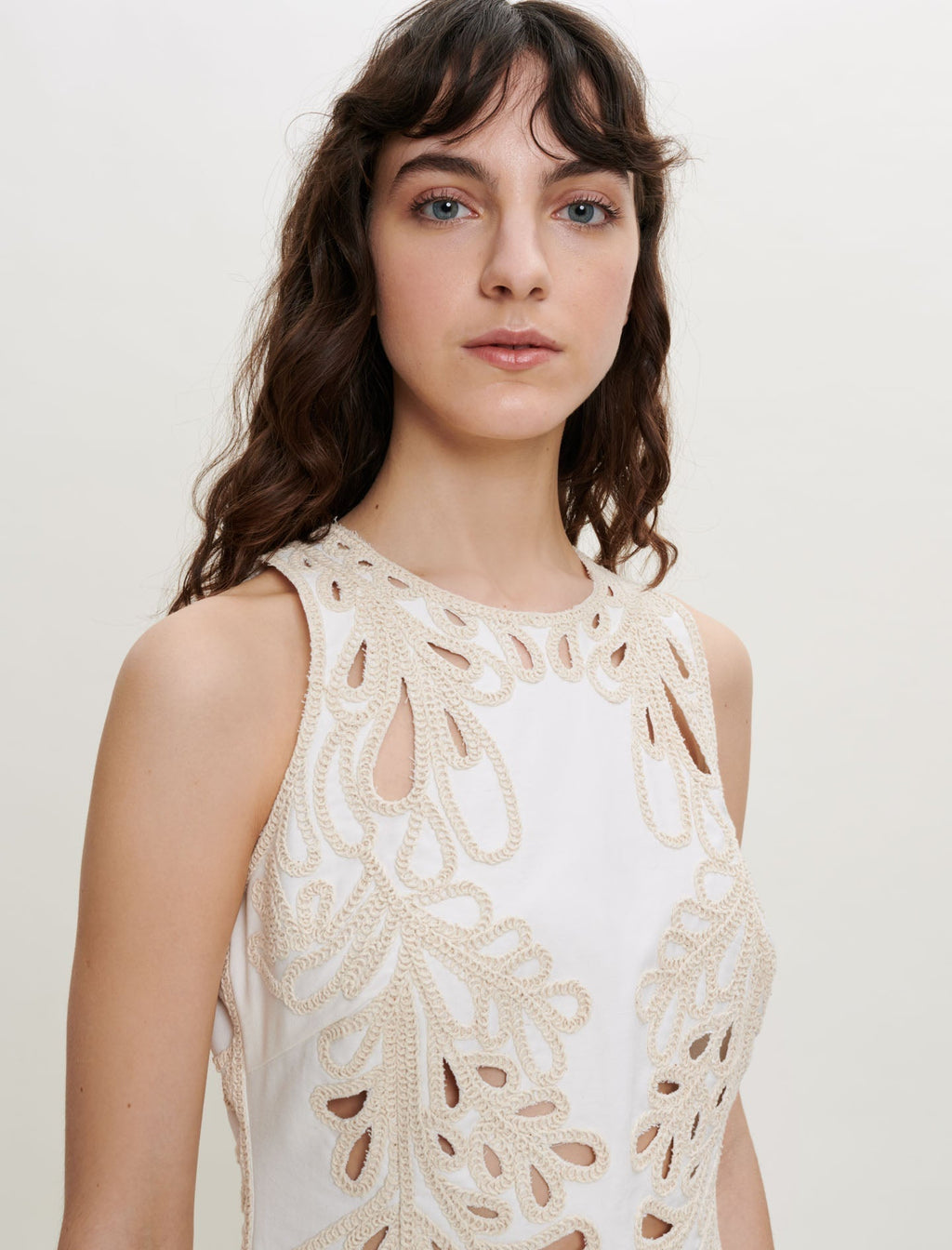 Flowering Girl Women Embroidered Phoenix Tail Hollow Flower Sleeveless Short Dress - white