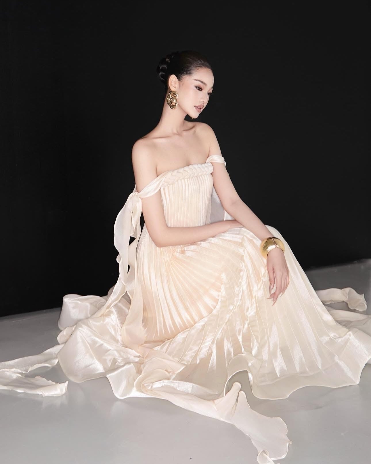 quintina Off Shoulder Pleated Maxi Dress in apricot